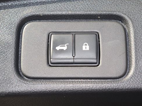 Used 2025 Nissan Pathfinder SV image 19