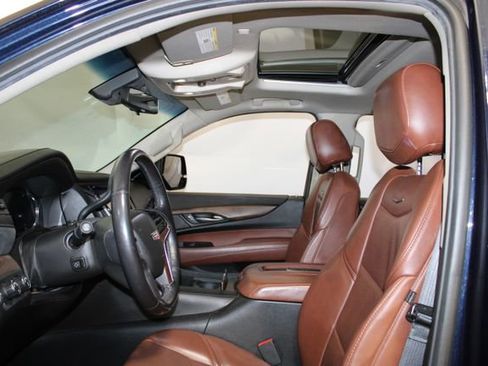 Used 2018 Cadillac Escalade Luxury AWD/4WD image 7