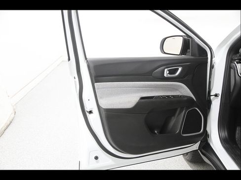 Used 2023 Jeep Compass Latitude AWD/4WD image 4