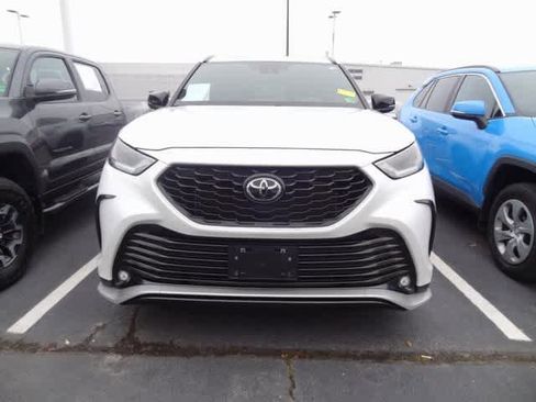 Used 2023 Toyota Highlander XSE image 2
