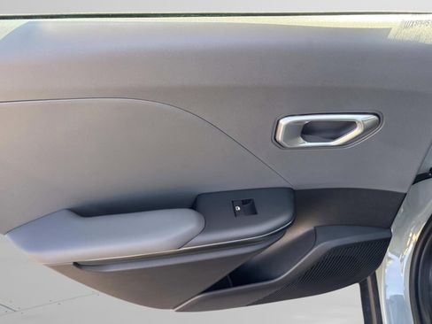 New 2025 Kia K4 LXS image 17