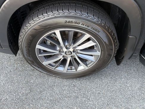Used 2017 Toyota Highlander XLE FWD image 39