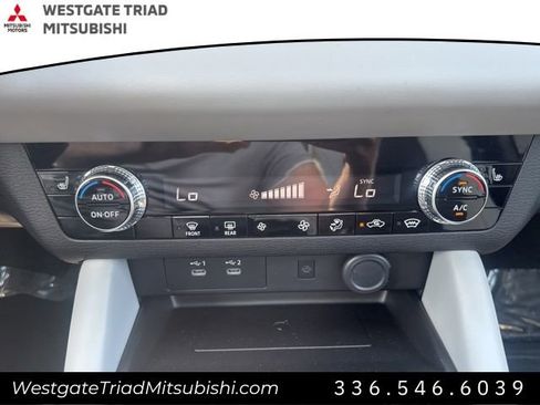 New 2025 Mitsubishi Outlander SE image 21