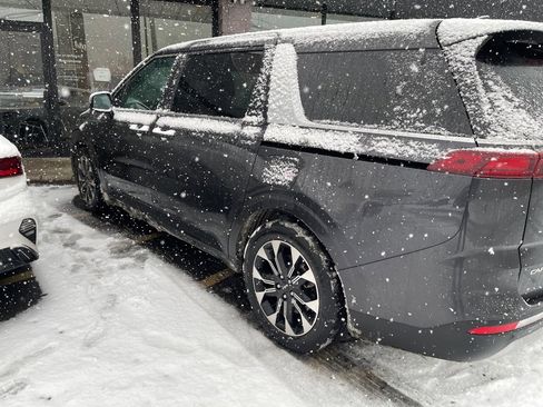 Used 2024 Kia Carnival EX image 3