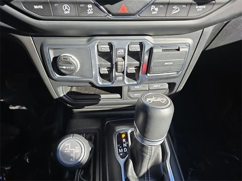 Used 2018 Jeep Wrangler Unlimited Sahara image 27