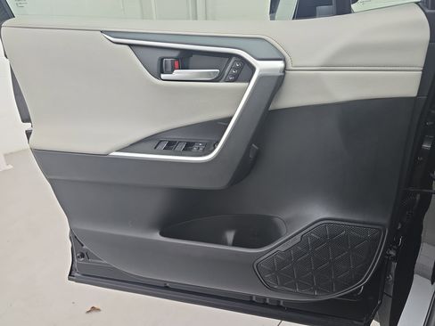 Used 2025 Toyota RAV4 Limited image 27