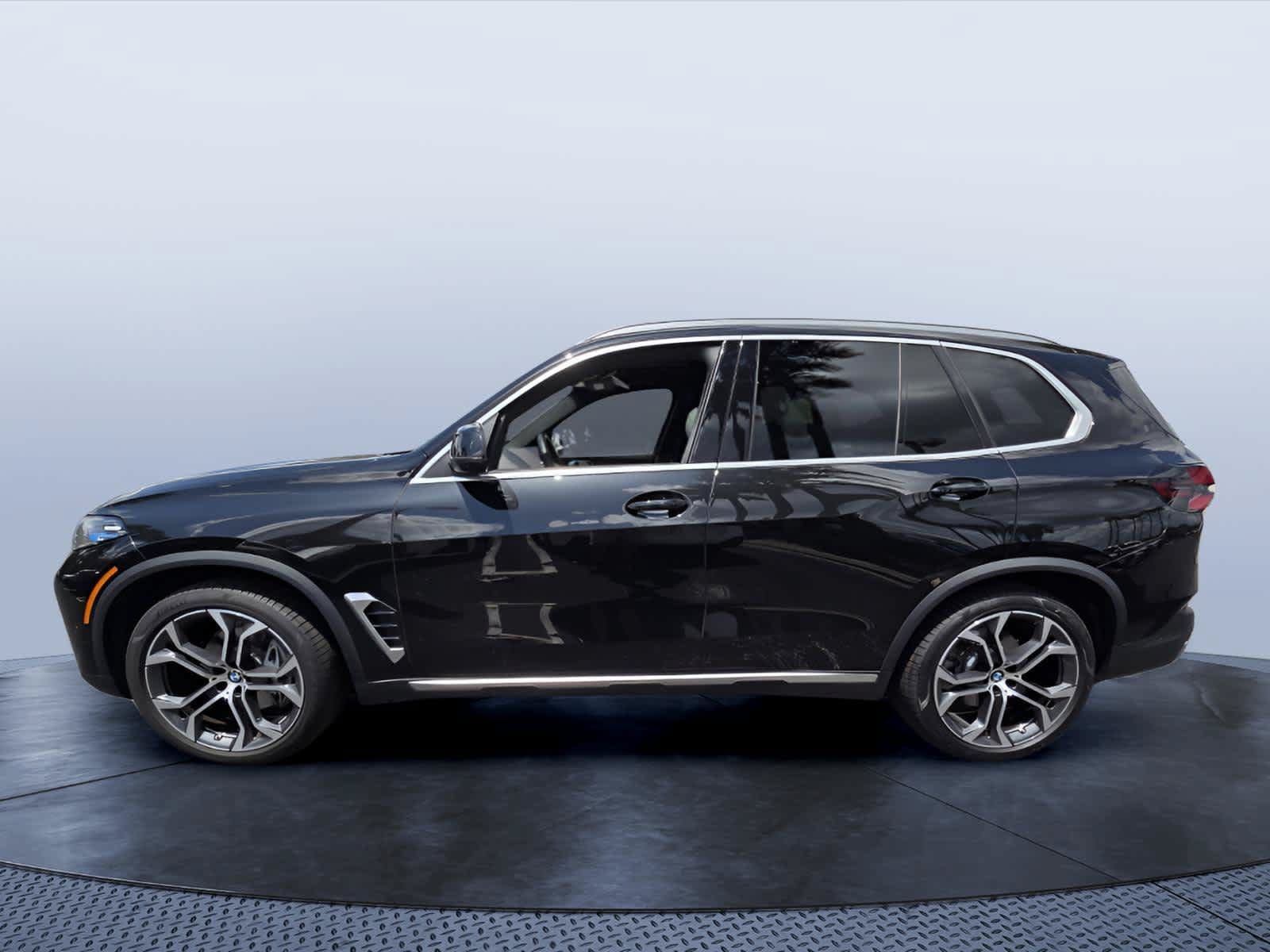 Used 2024 BMW X5 xDrive40i w/ Premium Package AWD/4WD image 3
