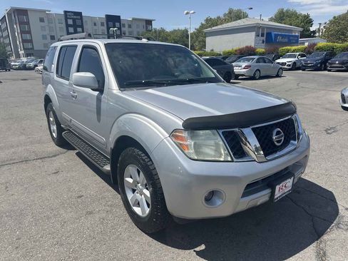 Used 2008 Nissan Pathfinder SE w/ Premium Pkg image 4