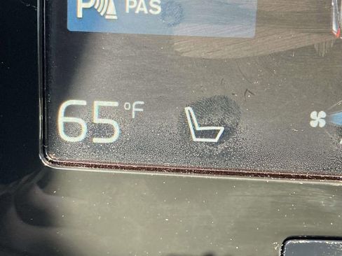 Used 2022 Volvo XC40 T5 Momentum image 24