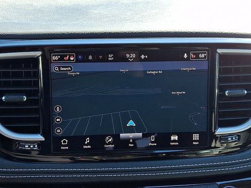 Used 2024 Chrysler Pacifica Limited FWD image 17
