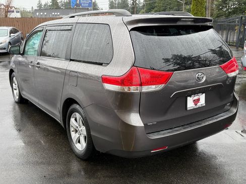Used 2013 Toyota Sienna LE image 5