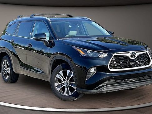 Used 2022 Toyota Highlander XLE AWD/4WD image 10