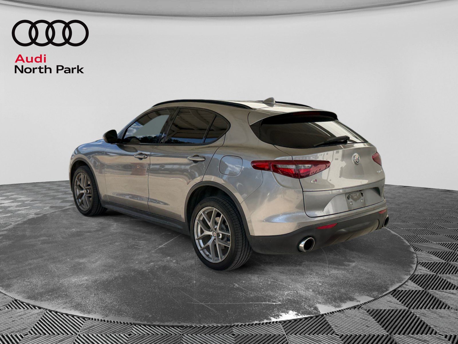 Used 2018 Alfa Romeo Stelvio Ti Sport AWD/4WD image 3