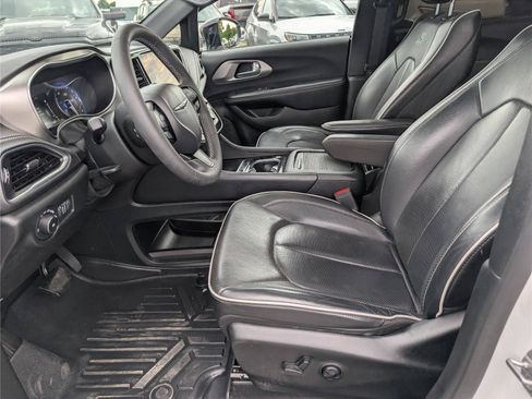 Used 2023 Chrysler Pacifica Limited w/ S Appearance Package AWD/4WD image 19