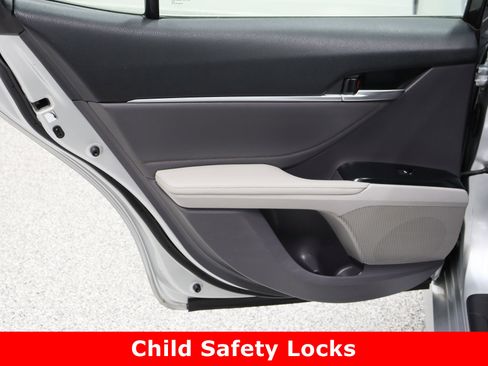 Used 2018 Toyota Camry XLE image 27