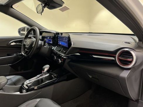 Used 2025 Chevrolet Trax RS FWD image 24