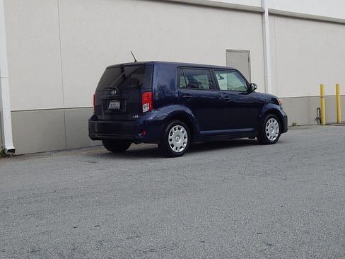 Used 2015 Scion xB image 3