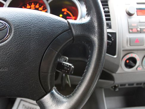 Used 2011 Toyota Tacoma 4x4 Access Cab image 8