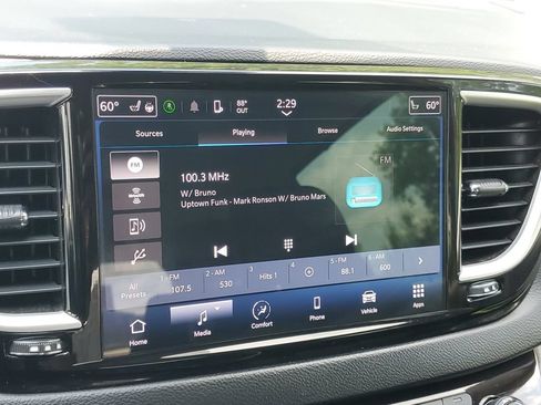Used 2023 Chrysler Pacifica Touring-L FWD image 13