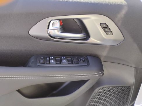 New 2026 Chrysler Pacifica Select image 21