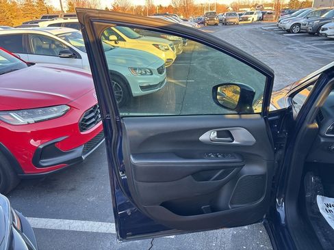 Used 2018 Chrysler Pacifica Touring-L Plus w/ Advanced Safetytec Group image 19