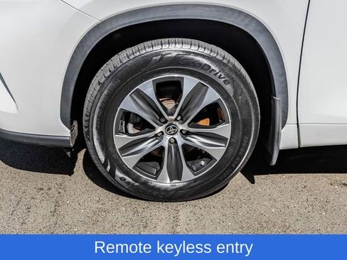 Used 2023 Toyota Highlander XLE AWD/4WD image 13
