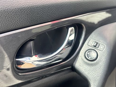 Used 2019 Nissan Rogue SV image 7