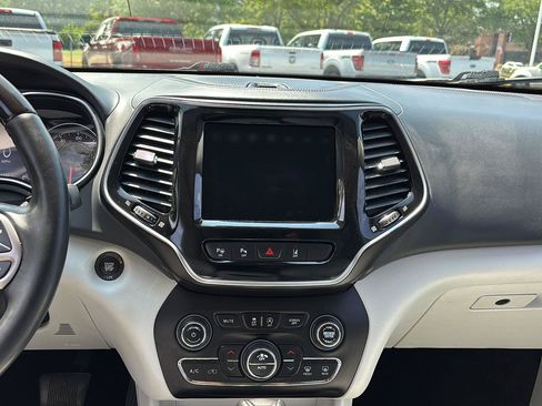 Used 2019 Jeep Cherokee Overland w/ Technology Group AWD/4WD image 28