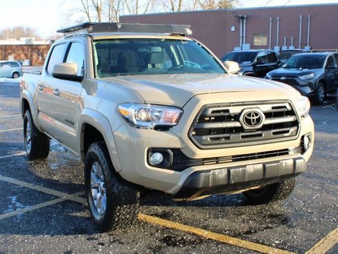 Used 2017 Toyota Tacoma SR5 w/ Tow Package image 4