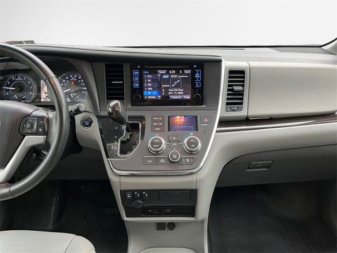 Used 2017 Toyota Sienna XLE Premium image 22
