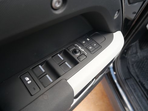 Used 2023 Land Rover Defender 130 S image 6