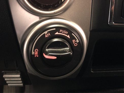 Used 2018 Nissan Titan SV image 30