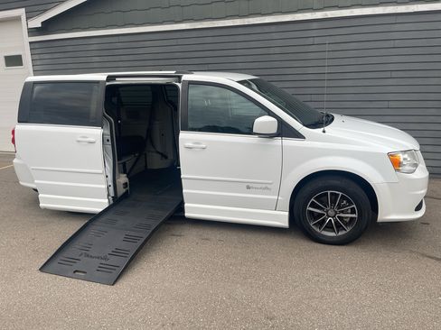 Used 2017 Dodge Grand Caravan SXT image 2