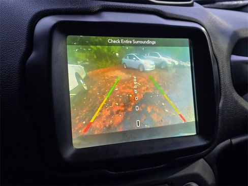 Used 2018 Jeep Renegade Latitude w/ UConnect 8.4 Nav Group image 5