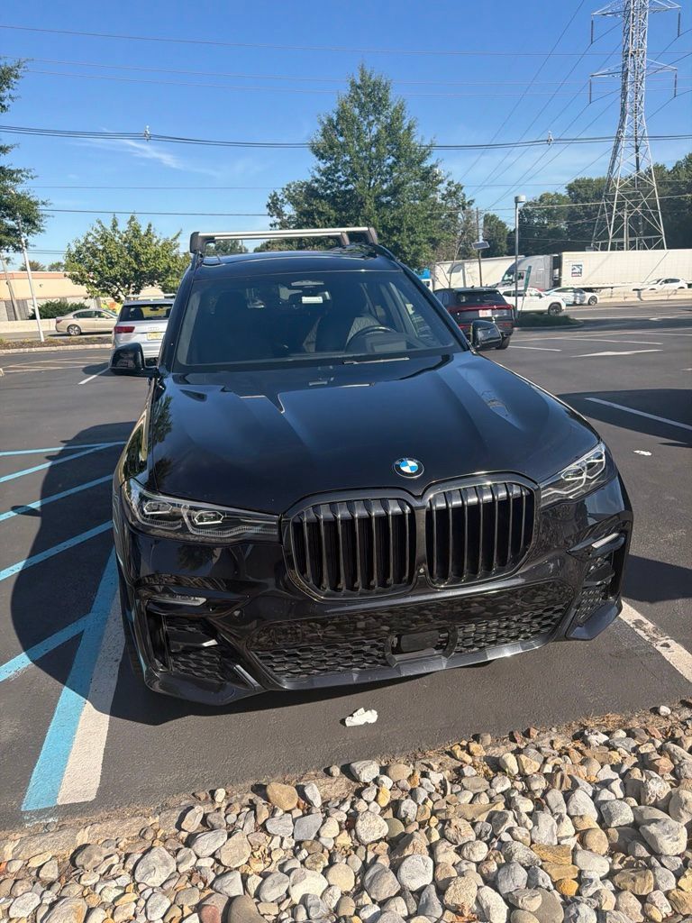 Used 2022 BMW X7 xDrive40i w/ M Sport Package AWD/4WD image 1