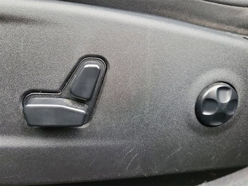 Used 2017 Chrysler 300 Touring w/ Value Package image 16