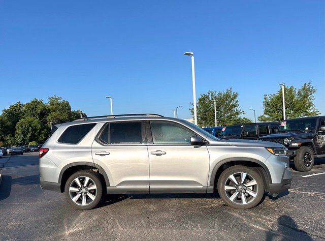 Used 2025 Honda Pilot Touring image 10