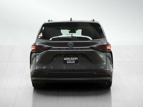 Used 2025 Toyota Sienna XLE w/ XLE Plus Package image 4
