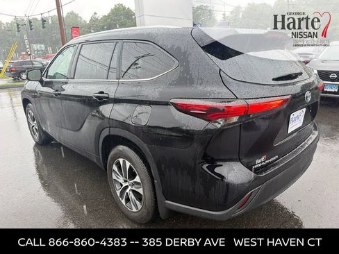 Used 2024 Toyota Highlander XLE AWD/4WD image 6