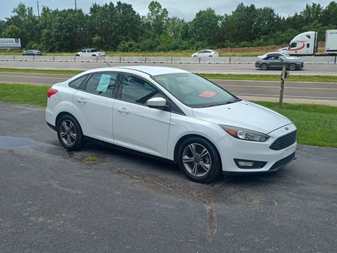 Used 2018 Ford Focus SE w/ SE Appearance Package FWD image 7