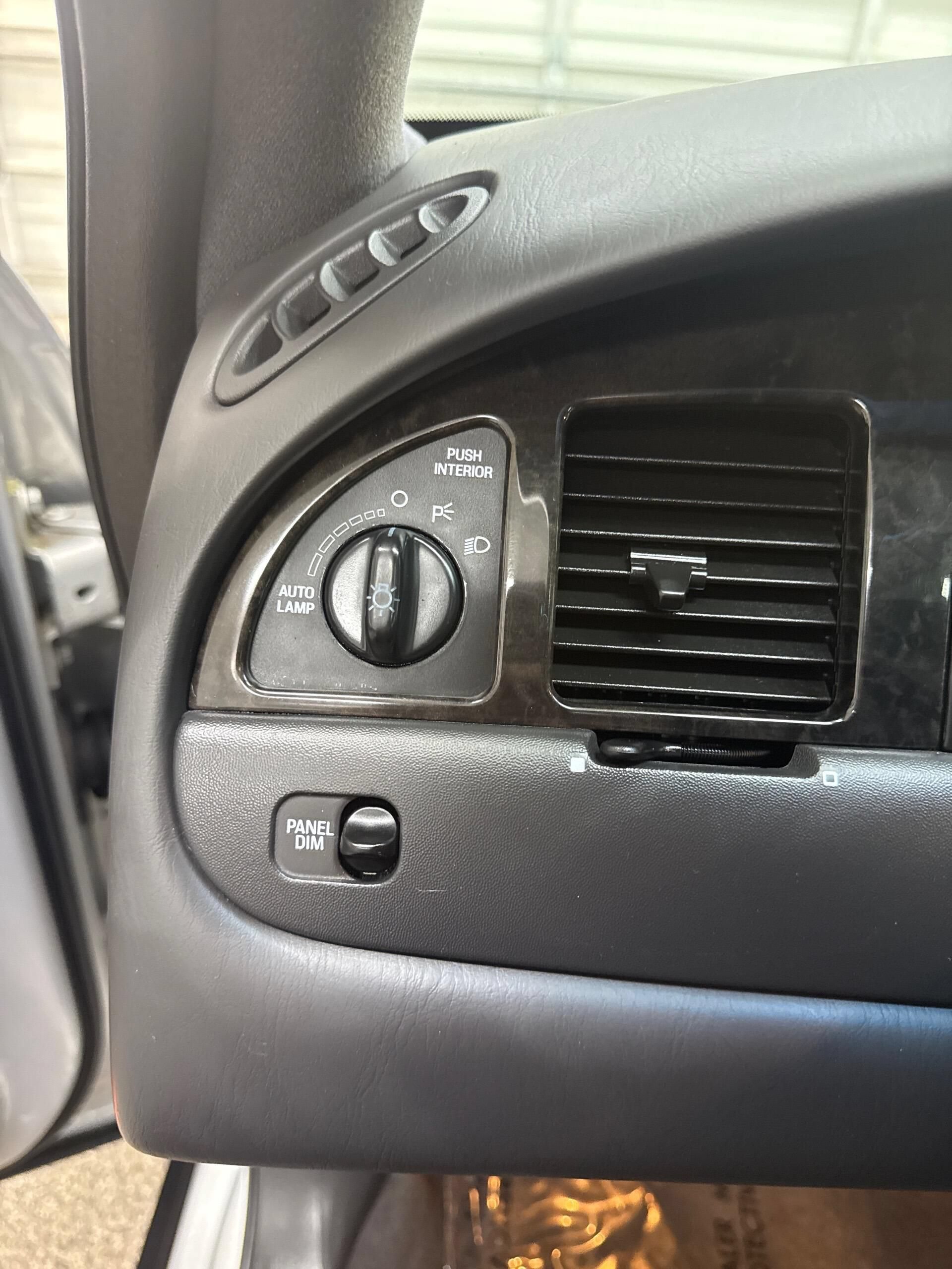 Used 2000 Lincoln Town Car Signature RWD image 22
