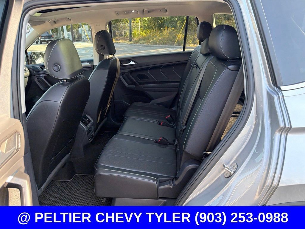 Used 2023 Volkswagen Tiguan SE w/ Panoramic Sunroof Package FWD image 17