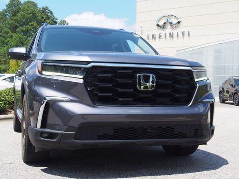 Used 2024 Honda Pilot Touring image 2