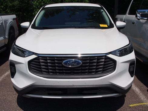 Certified 2025 Ford Escape SE FWD image 3