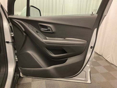 Used 2020 Chevrolet Trax LT w/ LT Convenience Package image 28