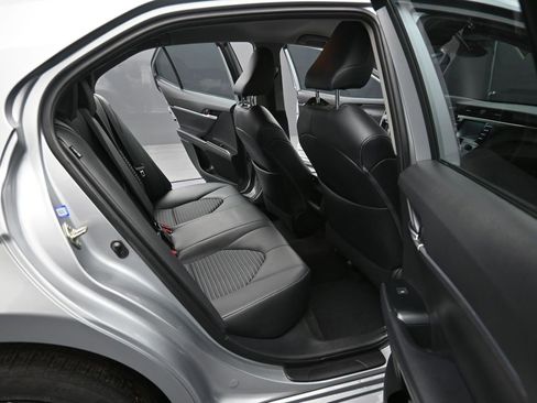 Used 2019 Toyota Camry SE image 2