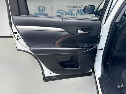 Used 2019 Toyota Highlander XLE image 26