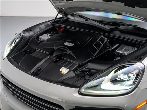 Used 2023 Porsche Cayenne Platinum Edition image 16
