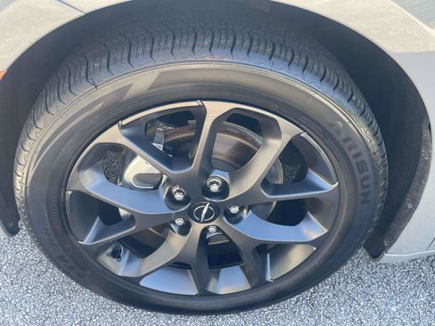 Used 2025 Chrysler Pacifica Limited FWD image 9