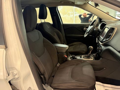 Used 2015 Jeep Cherokee Latitude w/ Cold Weather Group image 31